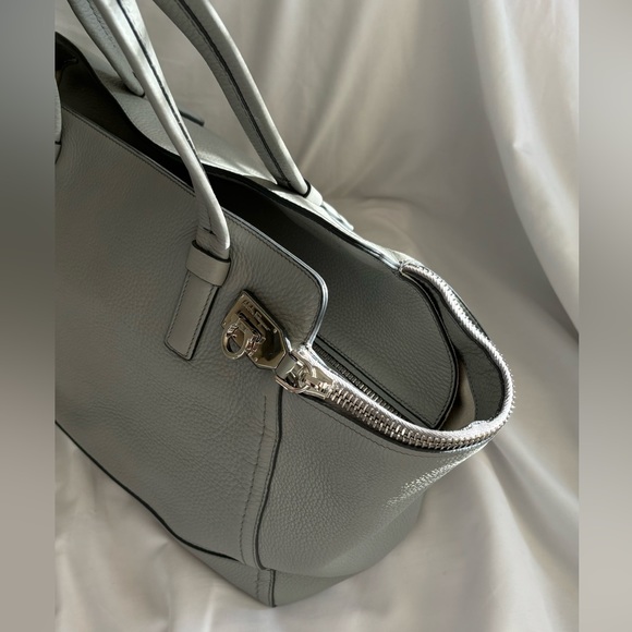 ♥️Host Pick♥️ Salvatore Ferragamo VERVE Bag - Picture 1 of 15